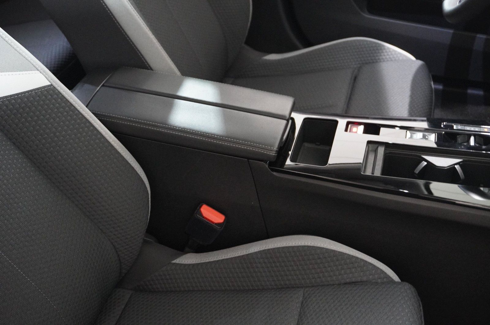 Fahrzeugabbildung Opel Astra L Lim. 1.6 HYBRID BUSINESS NAVI/LED/KAMERA