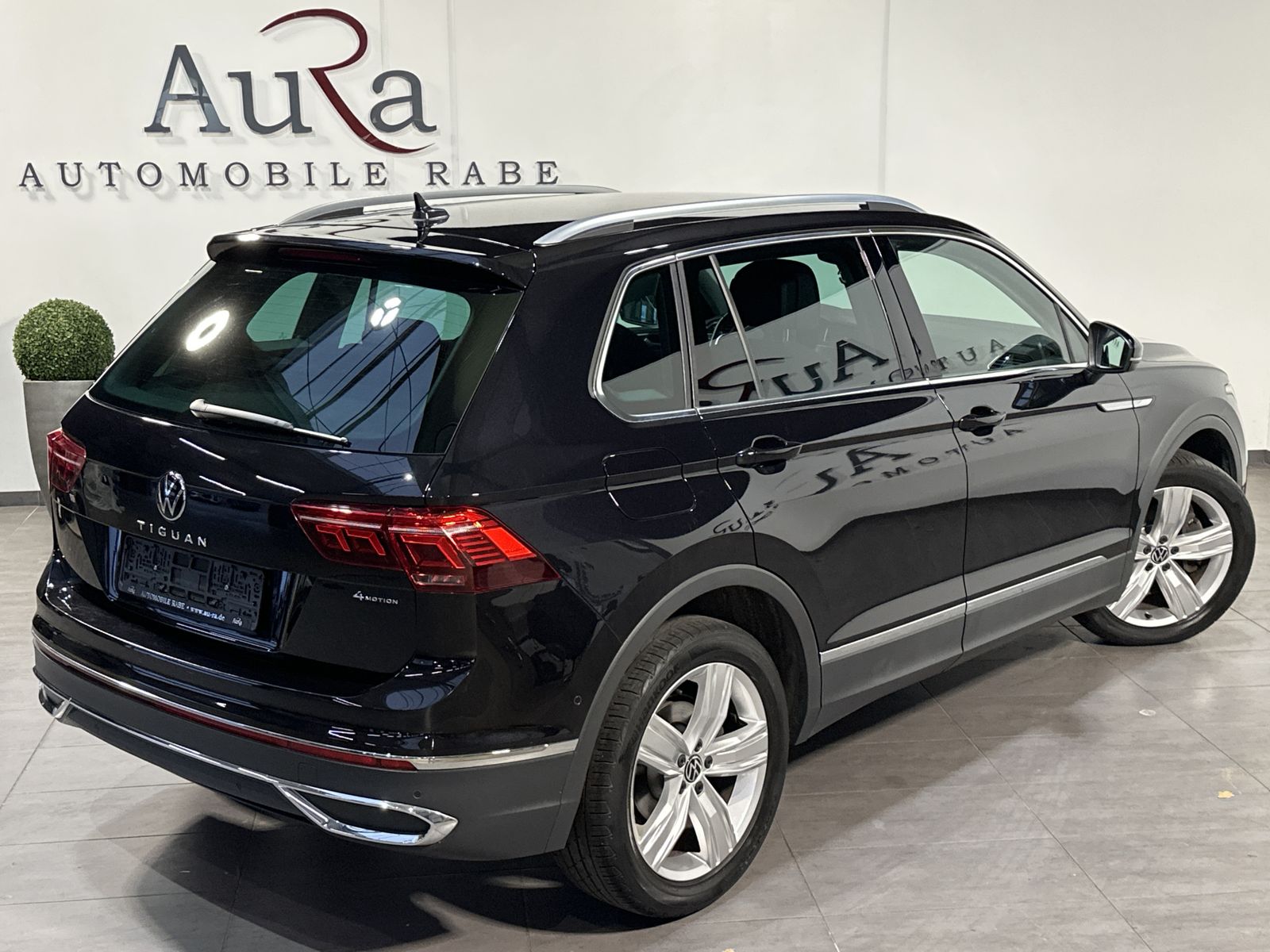 Fahrzeugabbildung Volkswagen Tiguan 2.0 TSI Elegance 4M NAV+LED+KAMERA+19ZOLL
