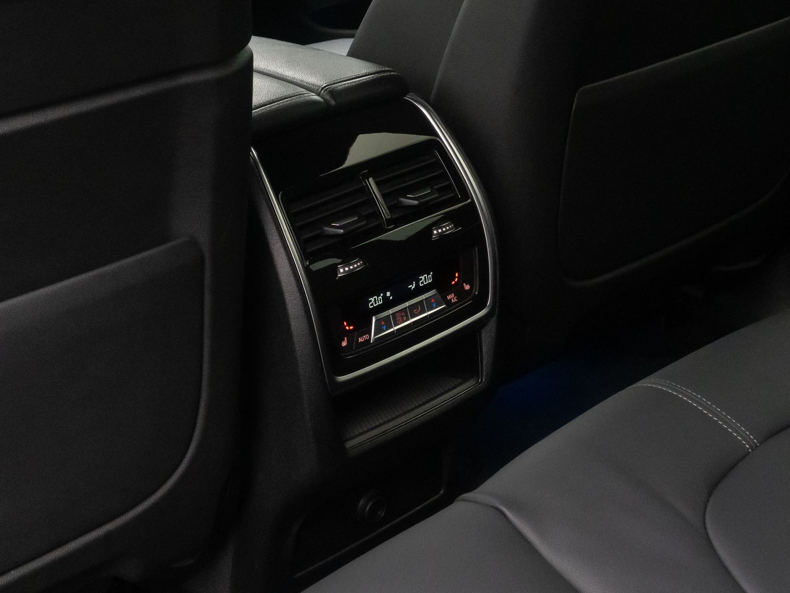 Fahrzeugabbildung BMW X5 xD45e M Sport HUD Kamera AHK Alarm DAB 21Zoll