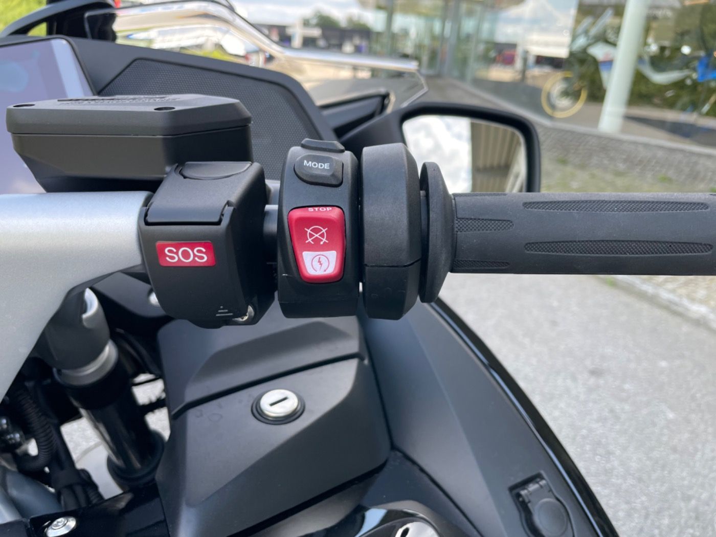 Fahrzeugabbildung BMW R 1250 RT Sondermodell Triple Black ACC