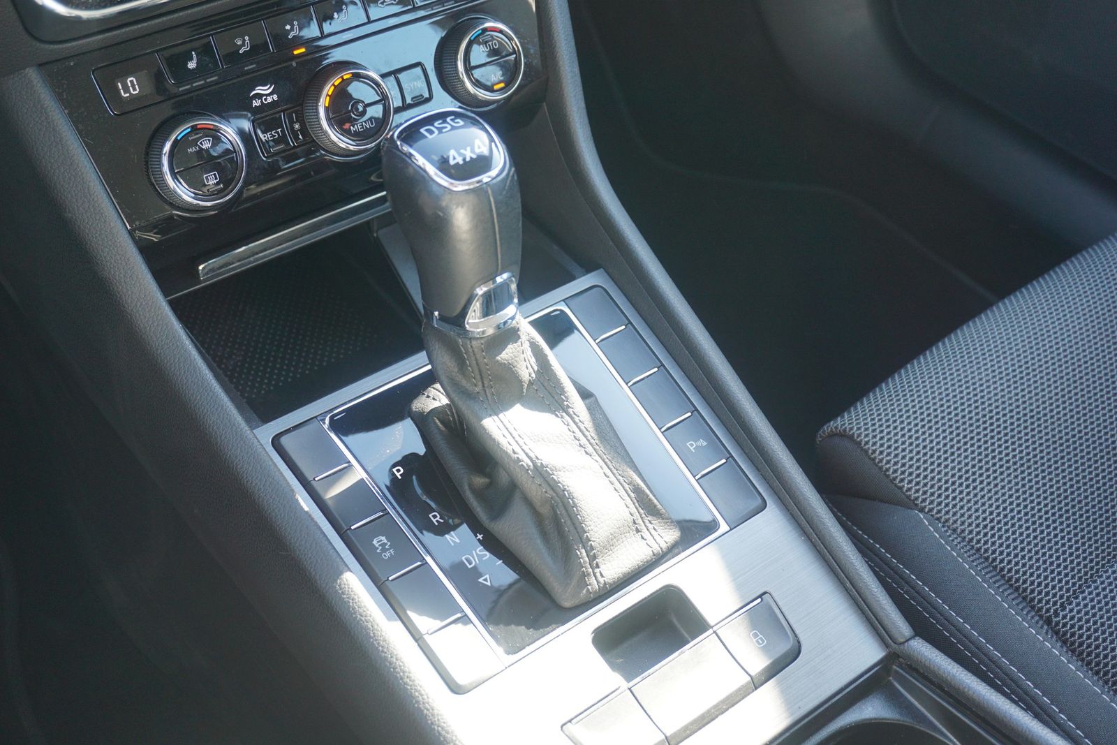 Skoda Superb Combi 2.0 TDI Style 4x4 DSG LED Navi ACC foto 16