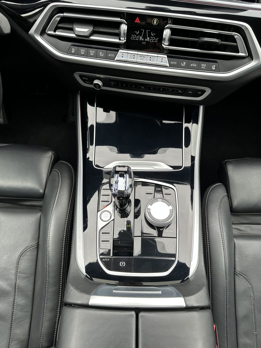 Fahrzeugabbildung BMW X5 M50i NAV+LASER+ACC+HEAD-UP+PANO+22ZO+360°+H&K