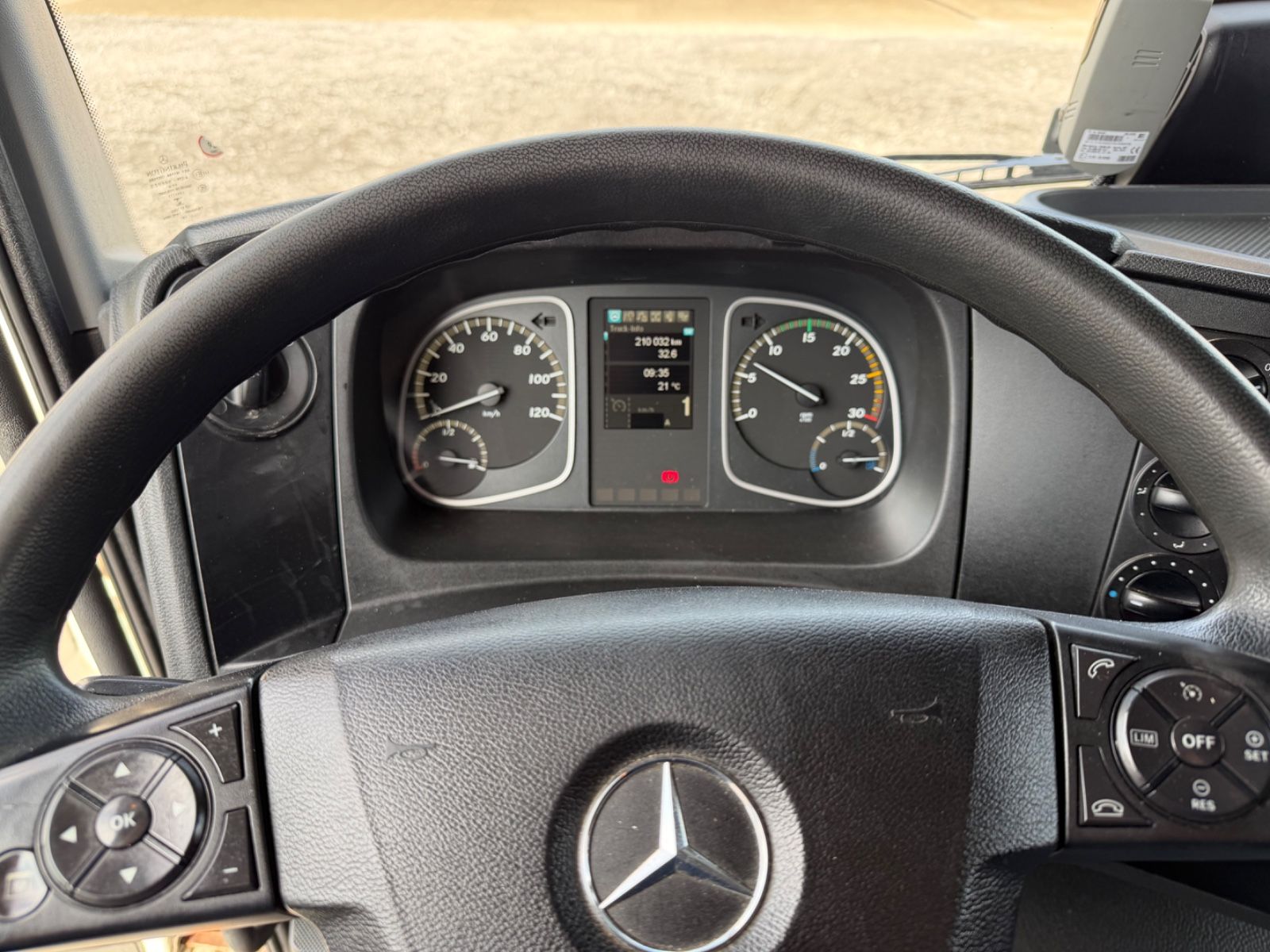Fahrzeugabbildung Mercedes-Benz Atego 818 L Koffer LBW Klima Automatic AHK