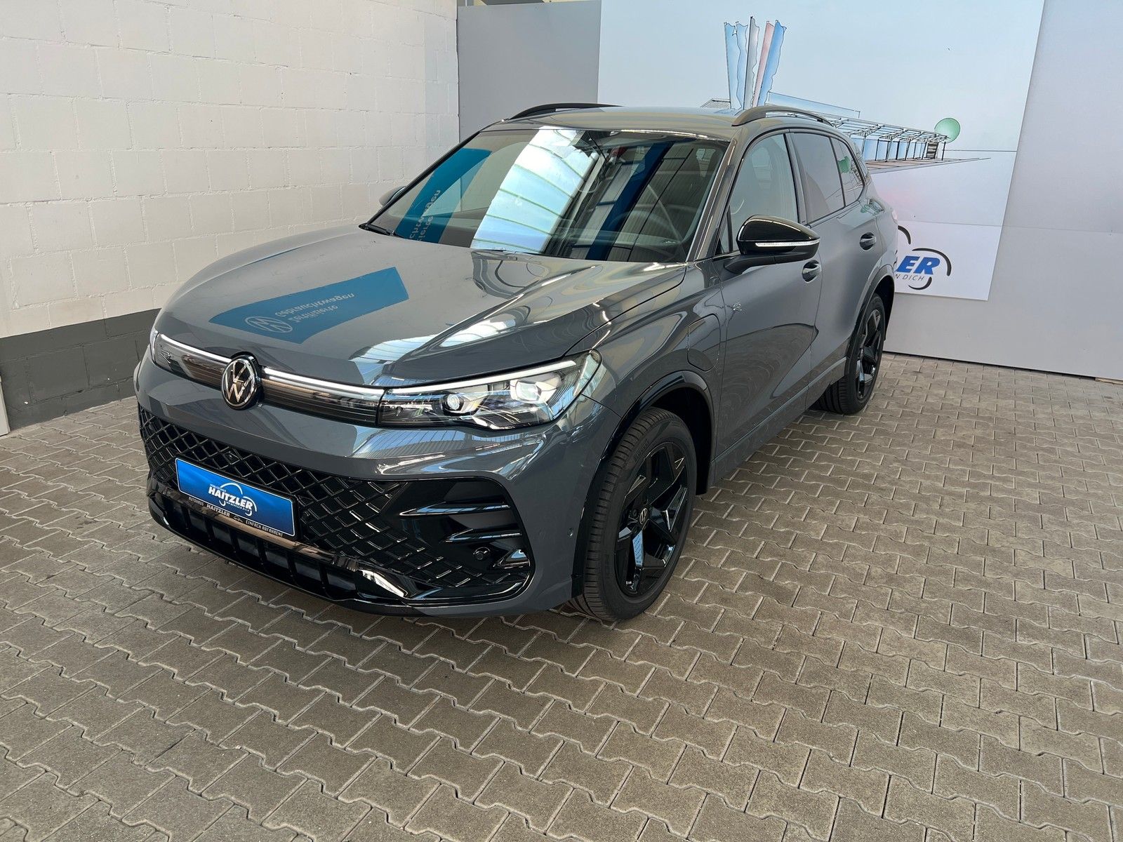 Fahrzeugabbildung Volkswagen Tiguan R-Line 1,5 TSI Hybrid DSG + AHK + Head-Up