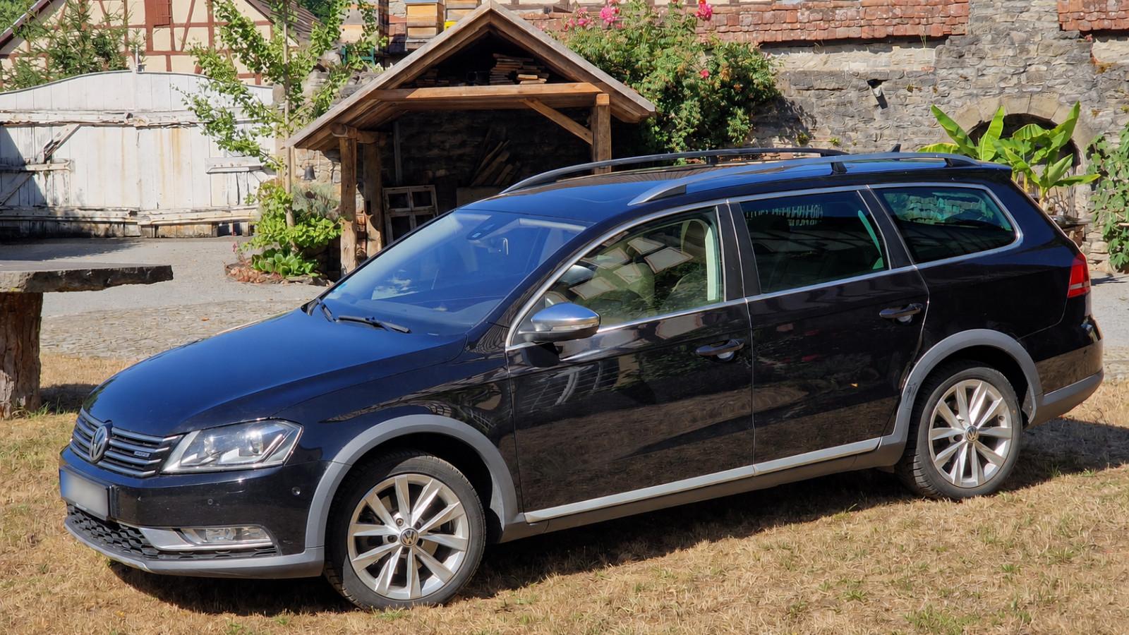 Volkswagen Passat Alltrack 2014 — rear view