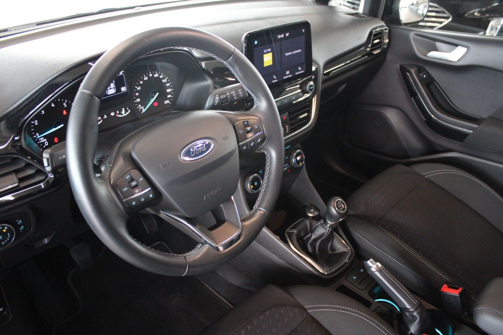 Fahrzeugabbildung Ford Fiesta Titanium 5-T KLIMA Allwetter PDC WinterP.