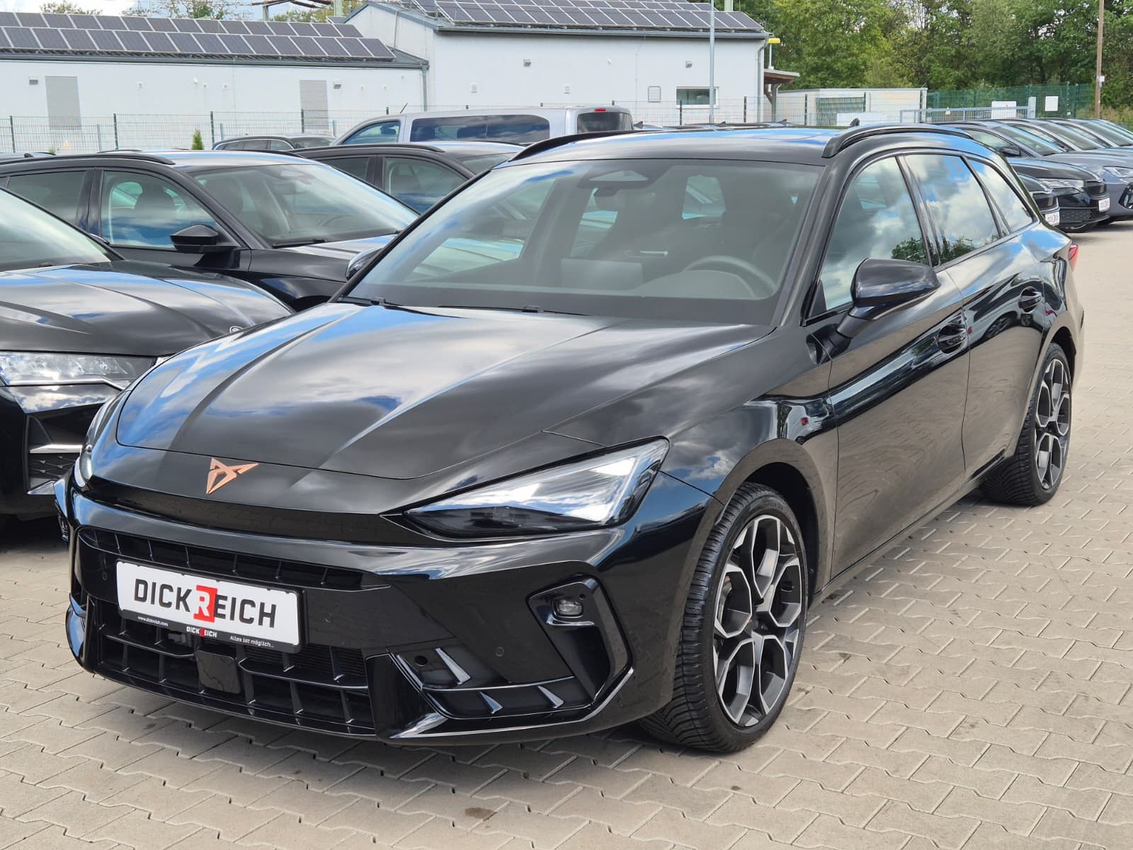 Fahrzeugabbildung CUPRA Leon 1.5 eTSI DSG PANO*AHK*DYNAMICA*EDGE*18" 5JG