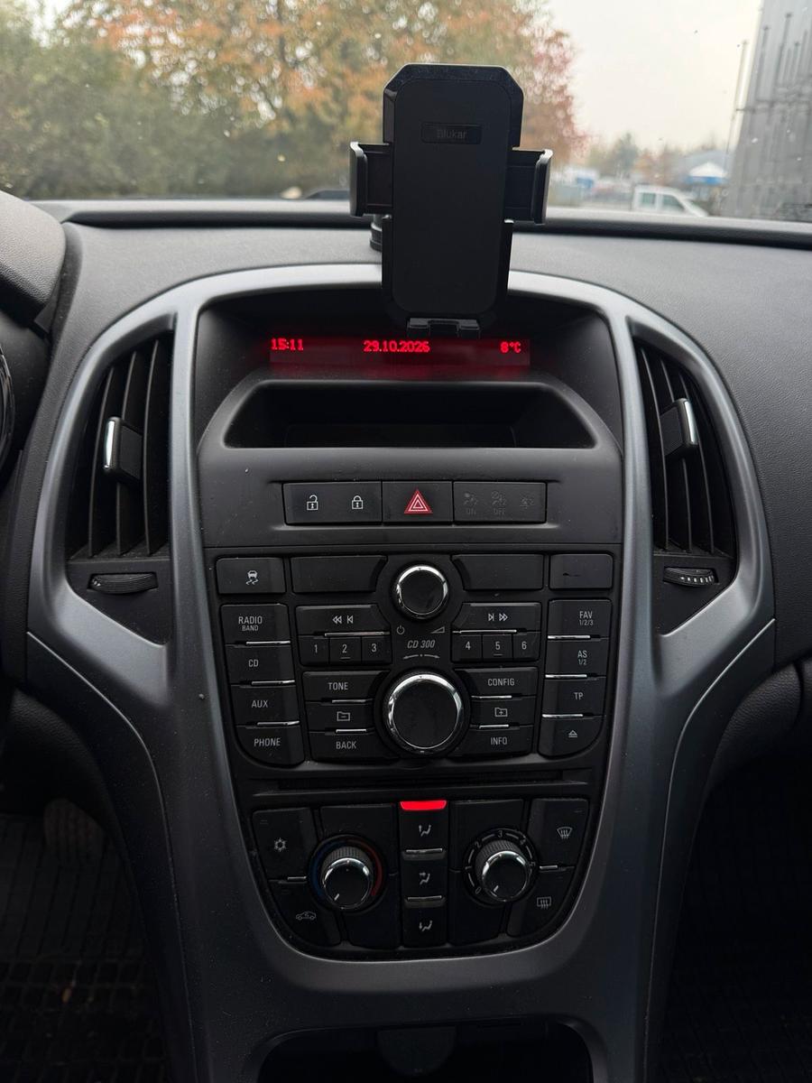 Opel Astra 2013 — photo 12