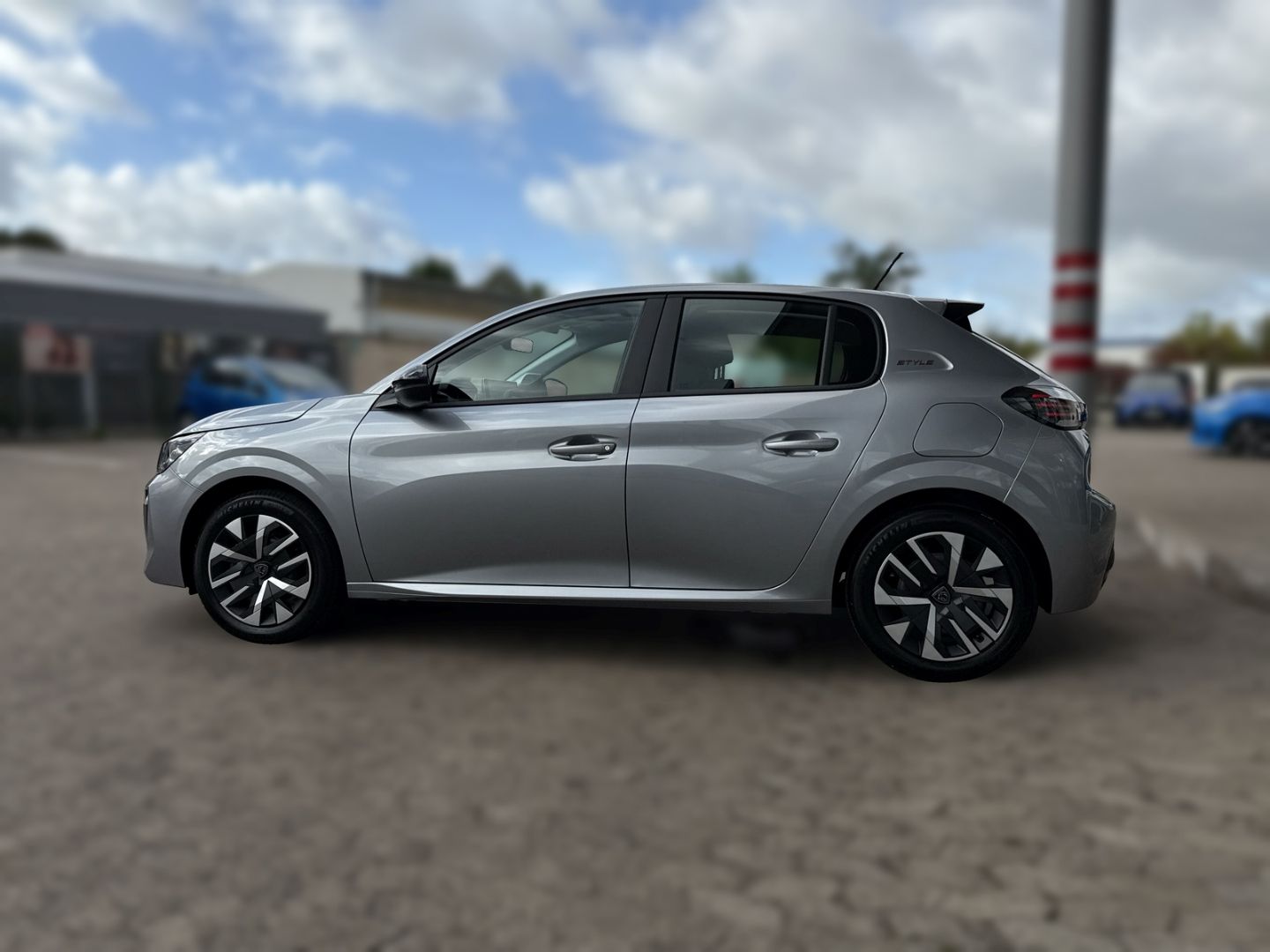 Fahrzeugabbildung Peugeot 208 Style 1.2 PureTech 100 Fahrerprofil DAB SHZ