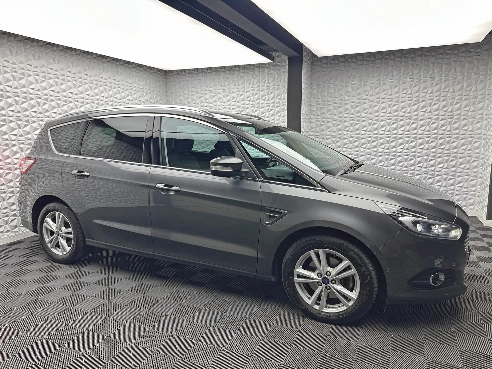 Fahrzeugabbildung Ford S-MAX 1.5 TITANIUM/7-SITZE/KEYLES/RCAM/NAV/PDC