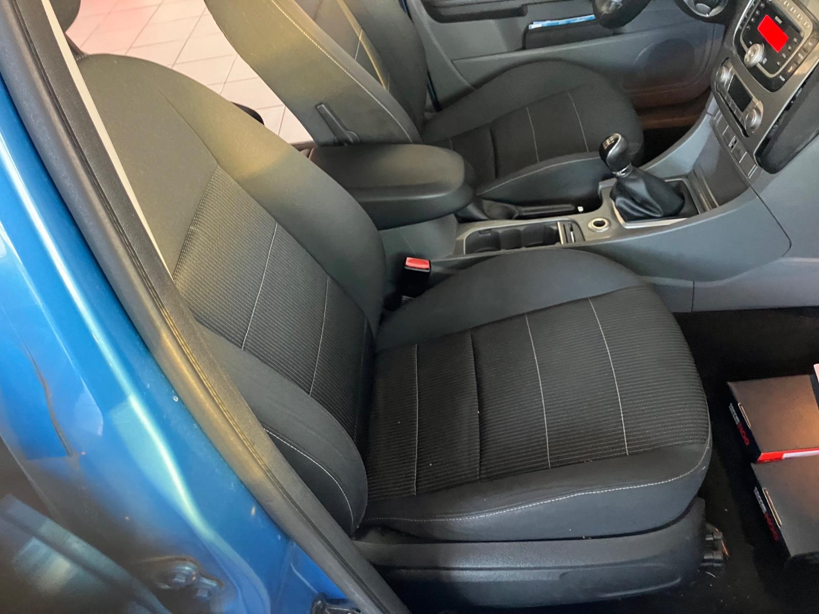 Ford Focus 2009 — photo 19