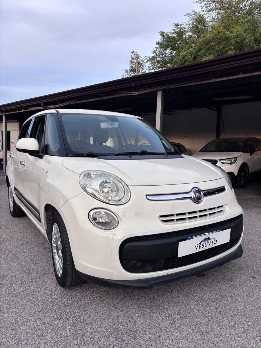 Fiat 500L 2015 — rear view