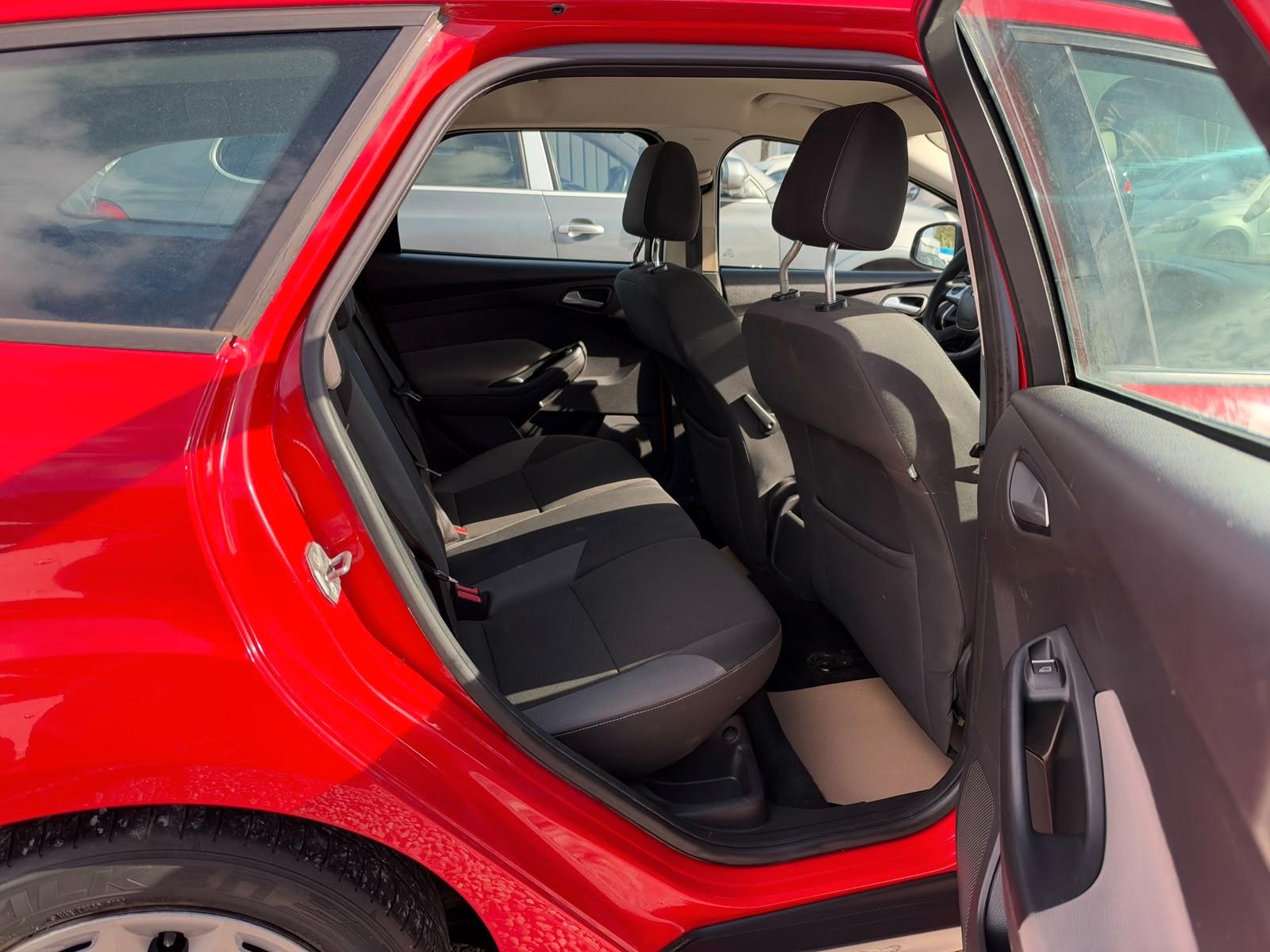 Ford Focus 2011 — photo 8