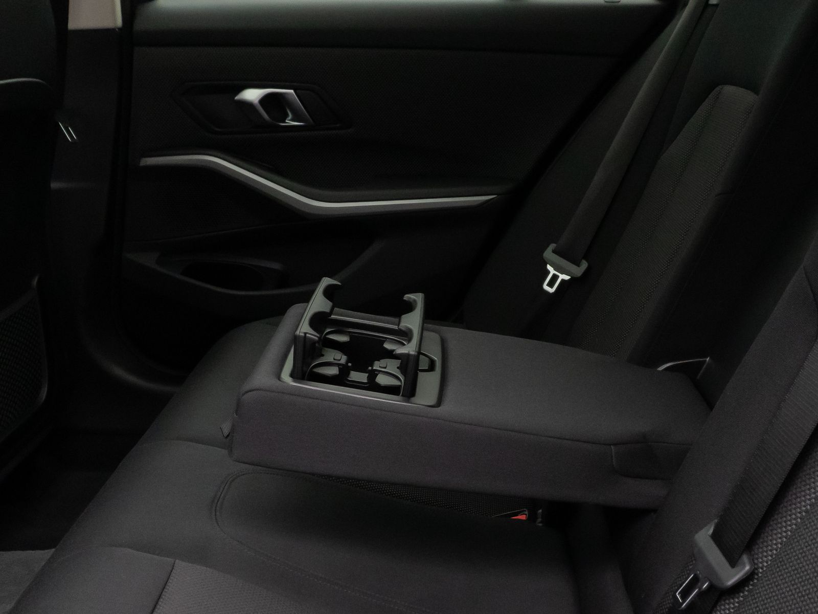 Fahrzeugabbildung BMW 320e Panoram Kamera HUD DAB HiFi Geschwindigkeit