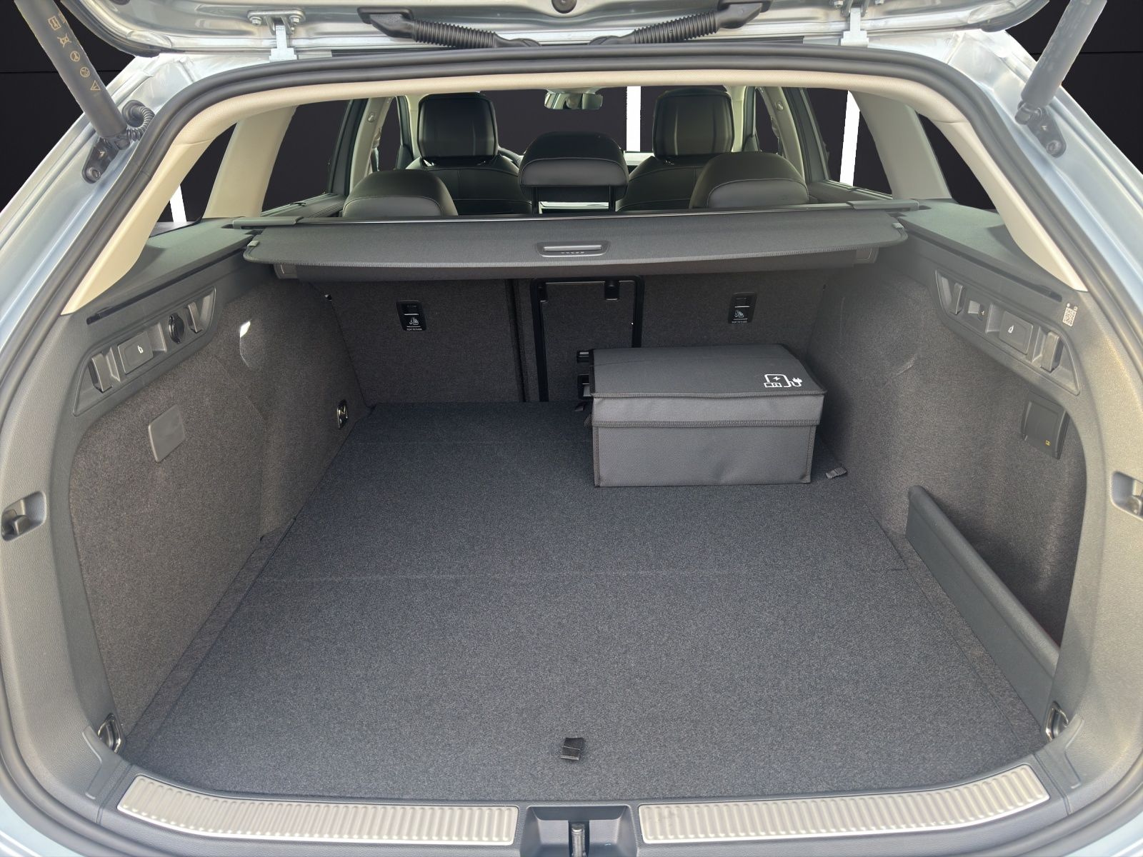 Fahrzeugabbildung Volkswagen Passat Elegance eHybrid IQ.Light ACC AHZV DAB+