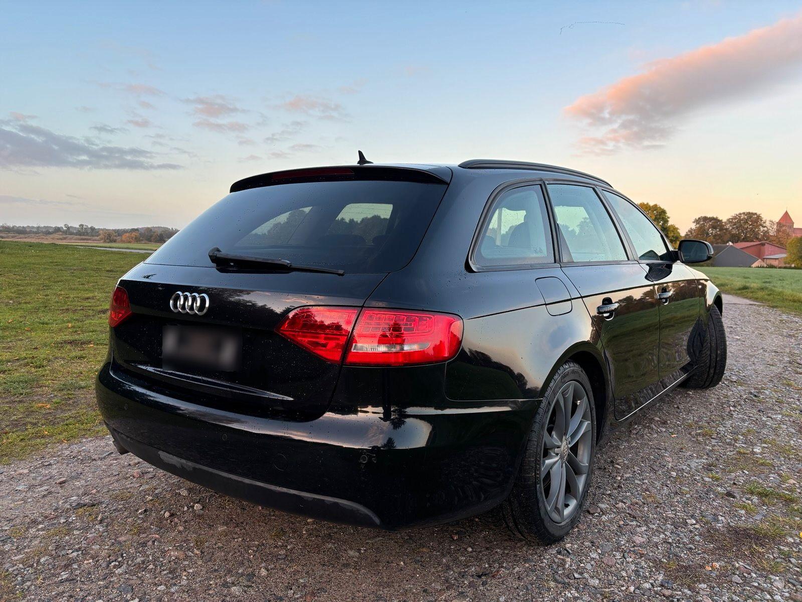Audi A4 2011 — салон