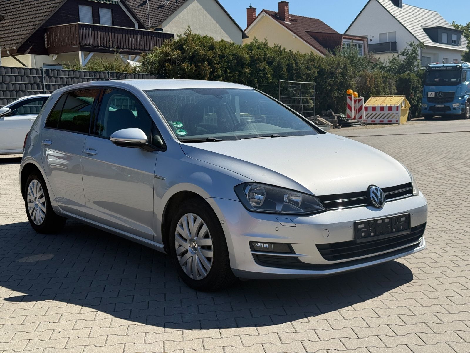 Volkswagen Golf - 1