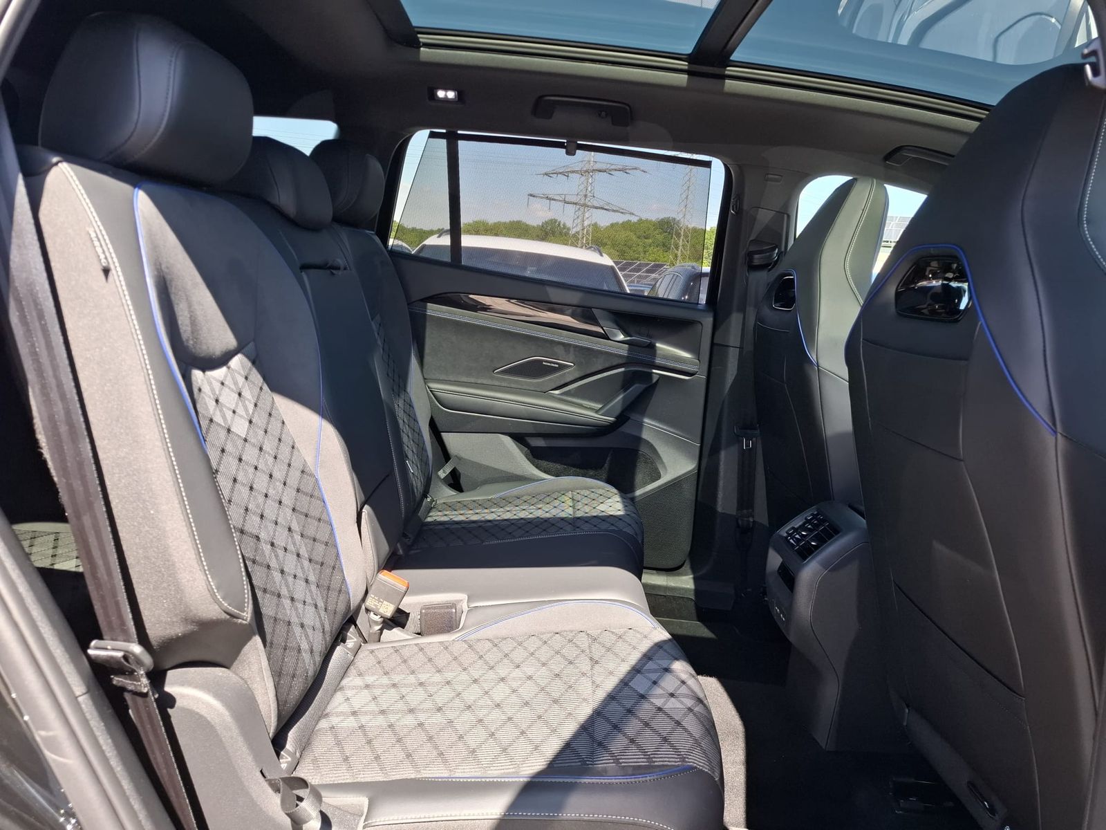 Fahrzeugabbildung Volkswagen Tayron 2.0 TDI 4M R-Line BLACK*7Si*MATRIX*PANO