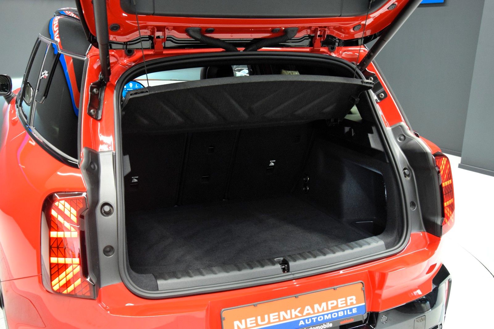 Fahrzeugabbildung MINI Countryman C John Cooper Works Trim L-Paket Pano