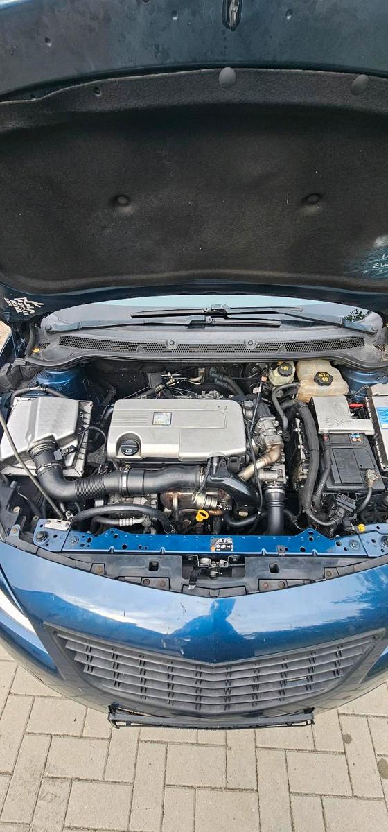 Opel Astra 2011 — photo 14