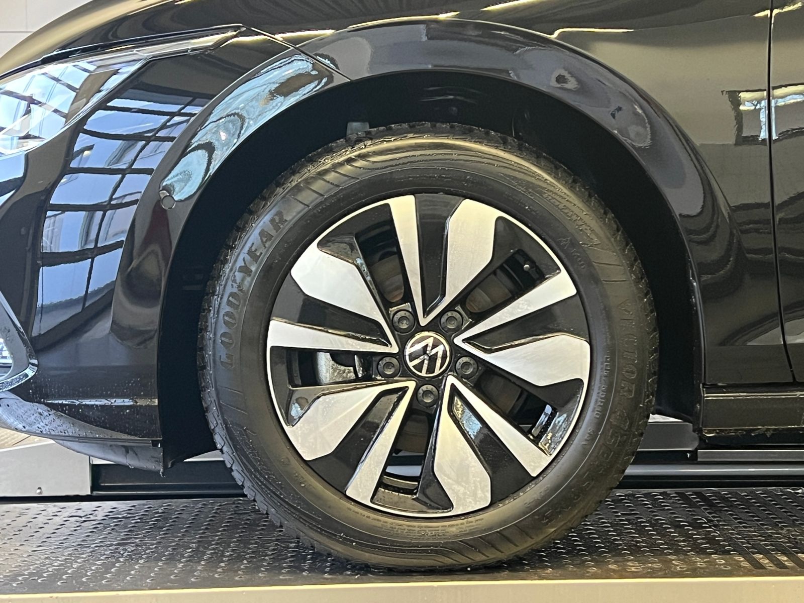 Fahrzeugabbildung Volkswagen Golf VIII MOVE 1.5 eTSI DSG *AHK, LED, App-Connn