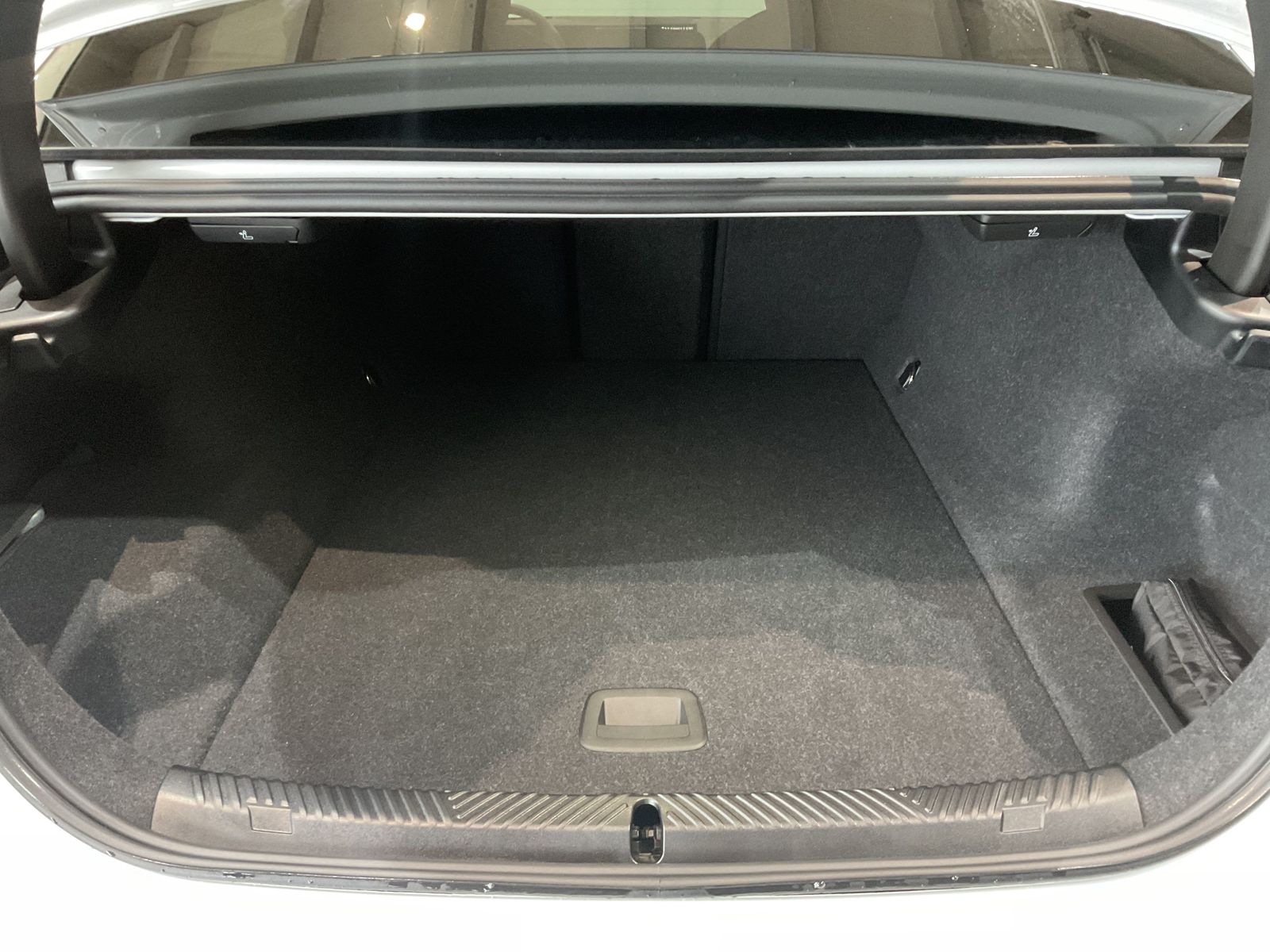 Fahrzeugabbildung BMW i5 xDrive40 M Sportpaket, Aktive Sitzbelüftung v