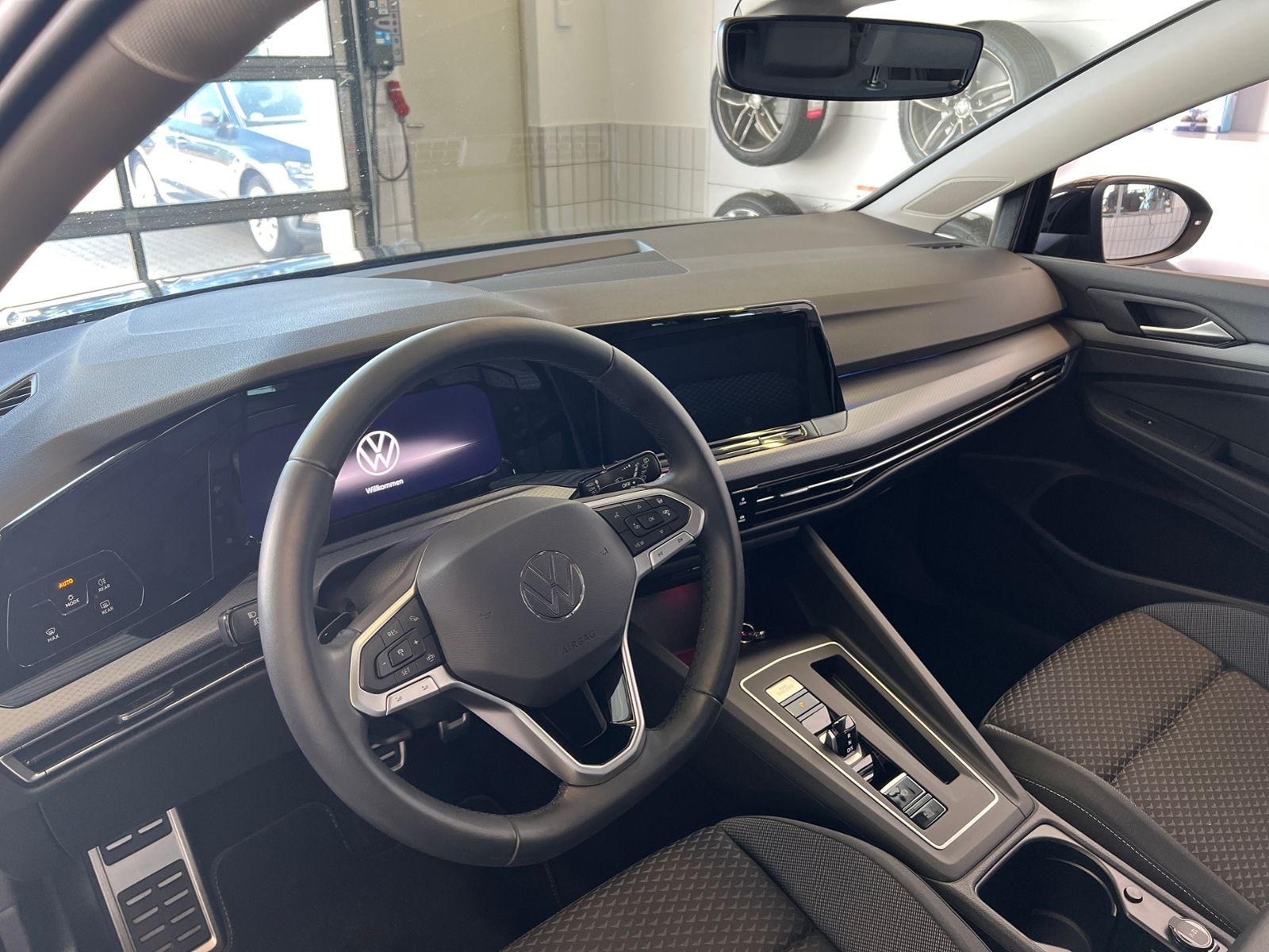 Fahrzeugabbildung Volkswagen Golf VIII Variant ACTIVE 1.5 eTSI DSG *AHK, LED,