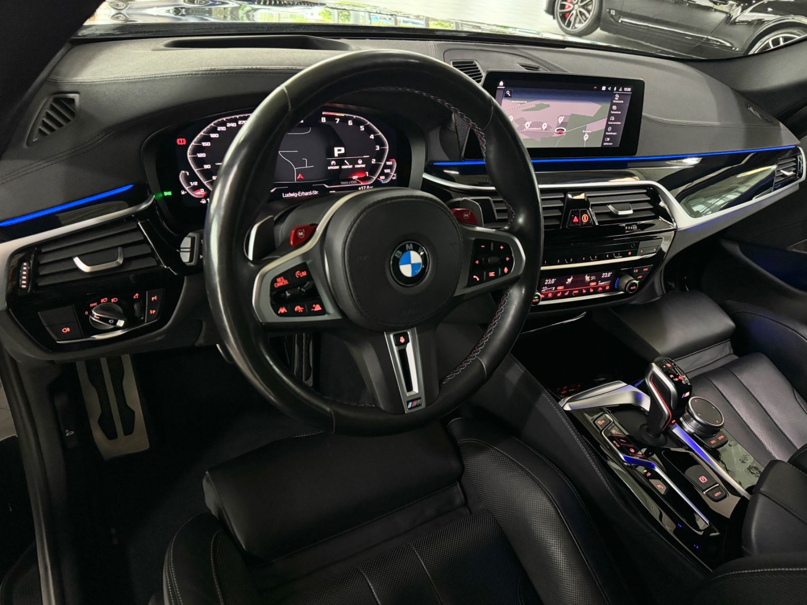 Fahrzeugabbildung BMW M5 xD Kamera H/K DAB HUD DisplayKey SoftCl ACC