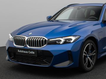 Fahrzeugabbildung BMW 330e Tour M Sport Komfortzugang Kamera 18"M LMR