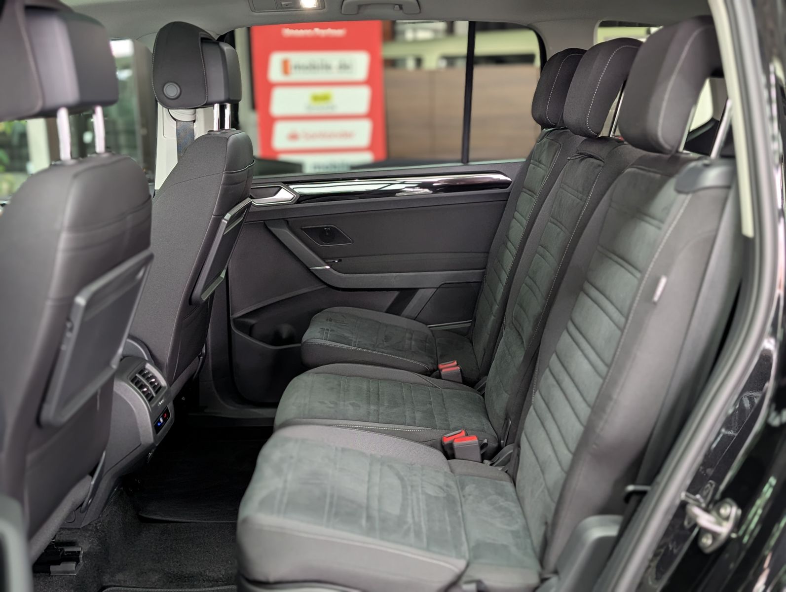 Fahrzeugabbildung Volkswagen Touran R-LINE HIGHLINE BLACK PANO AHK 7S KINDERS