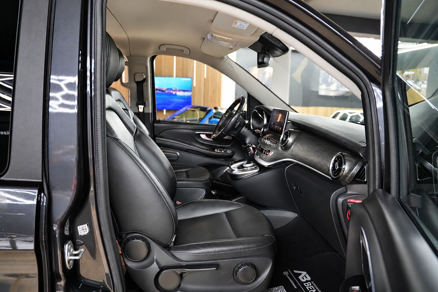 Fahrzeugabbildung Mercedes-Benz V 300d lang *Burmester*360°KAM*6-Sitz*SHZ*Navi