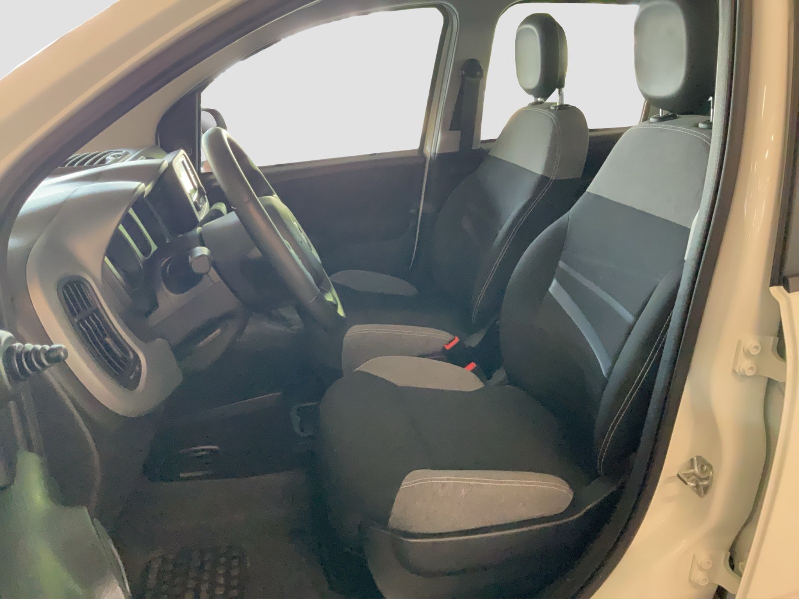 Fahrzeugabbildung Fiat Panda 1,0 Hybrid  Allwetterreifen/Klima/DAB