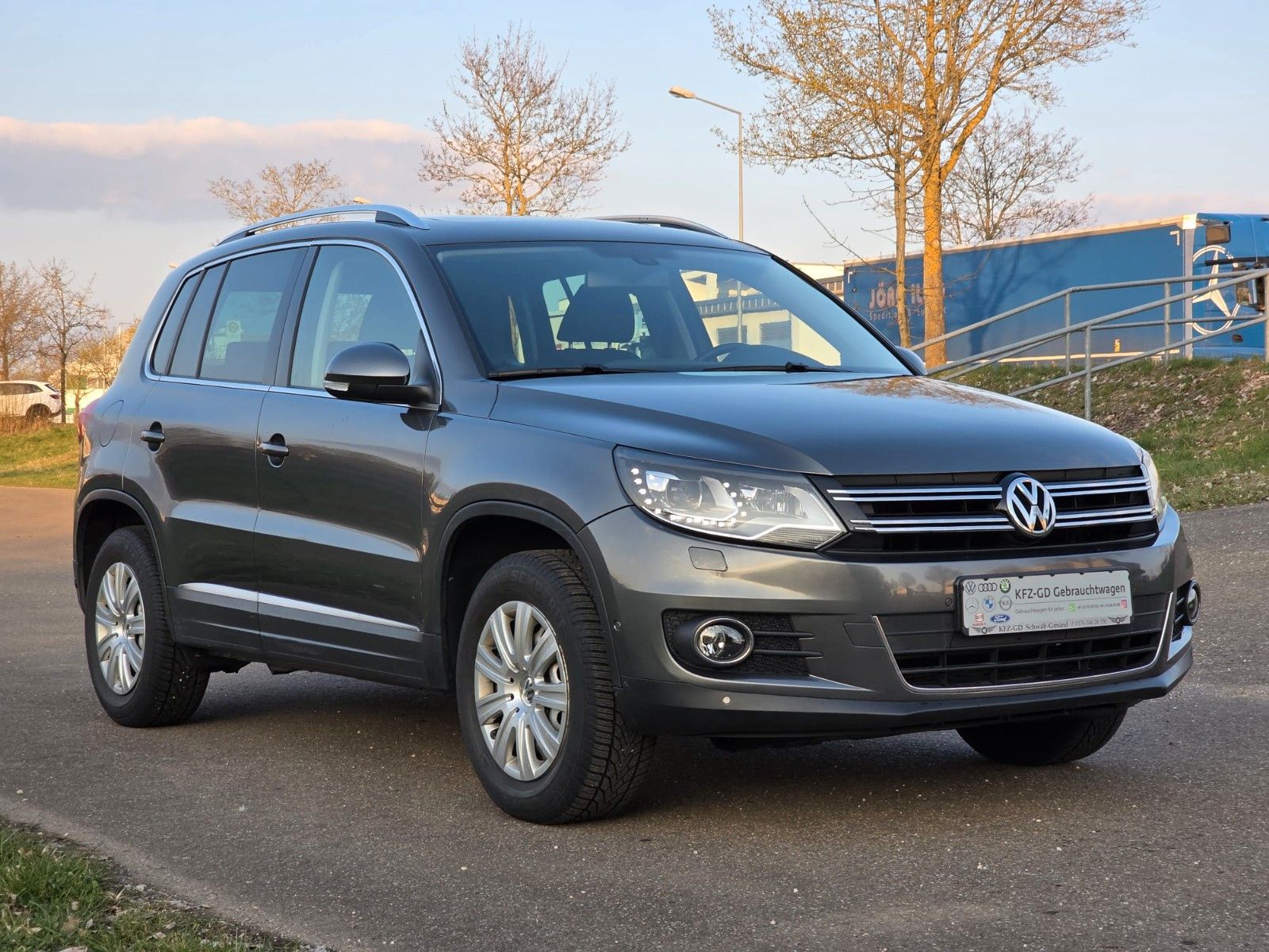 Volkswagen Tiguan - 1
