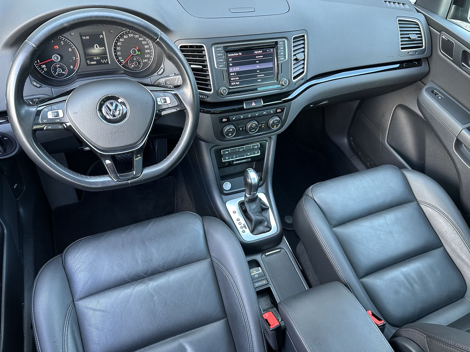 Fahrzeugabbildung Volkswagen Sharan 1.4 TSI DSG 7-Sitzer HL NAV+XEN+AHK+PANO