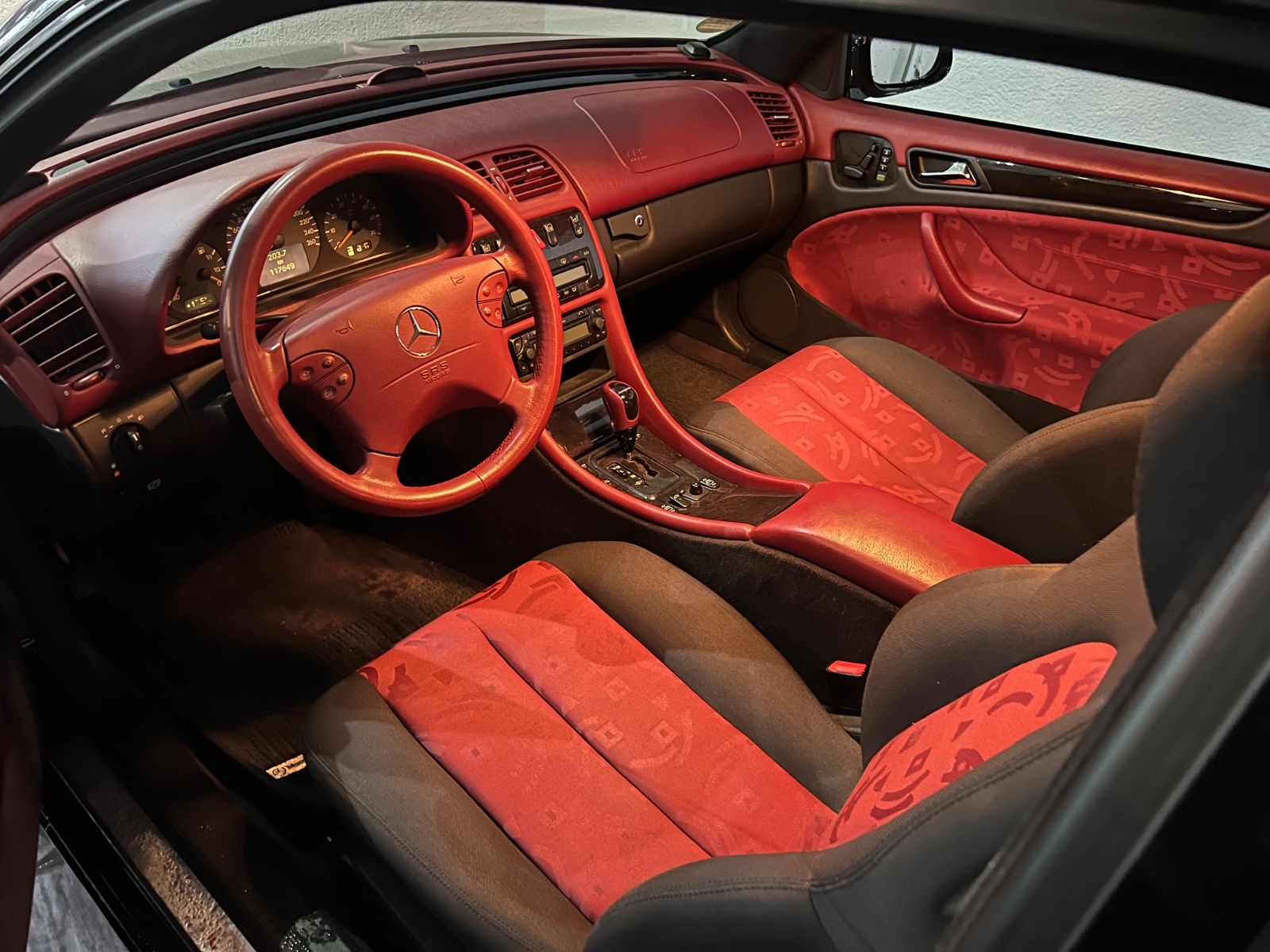 Fahrzeugabbildung Mercedes-Benz CLK 320 AVANTGARDE * 1.HAND *