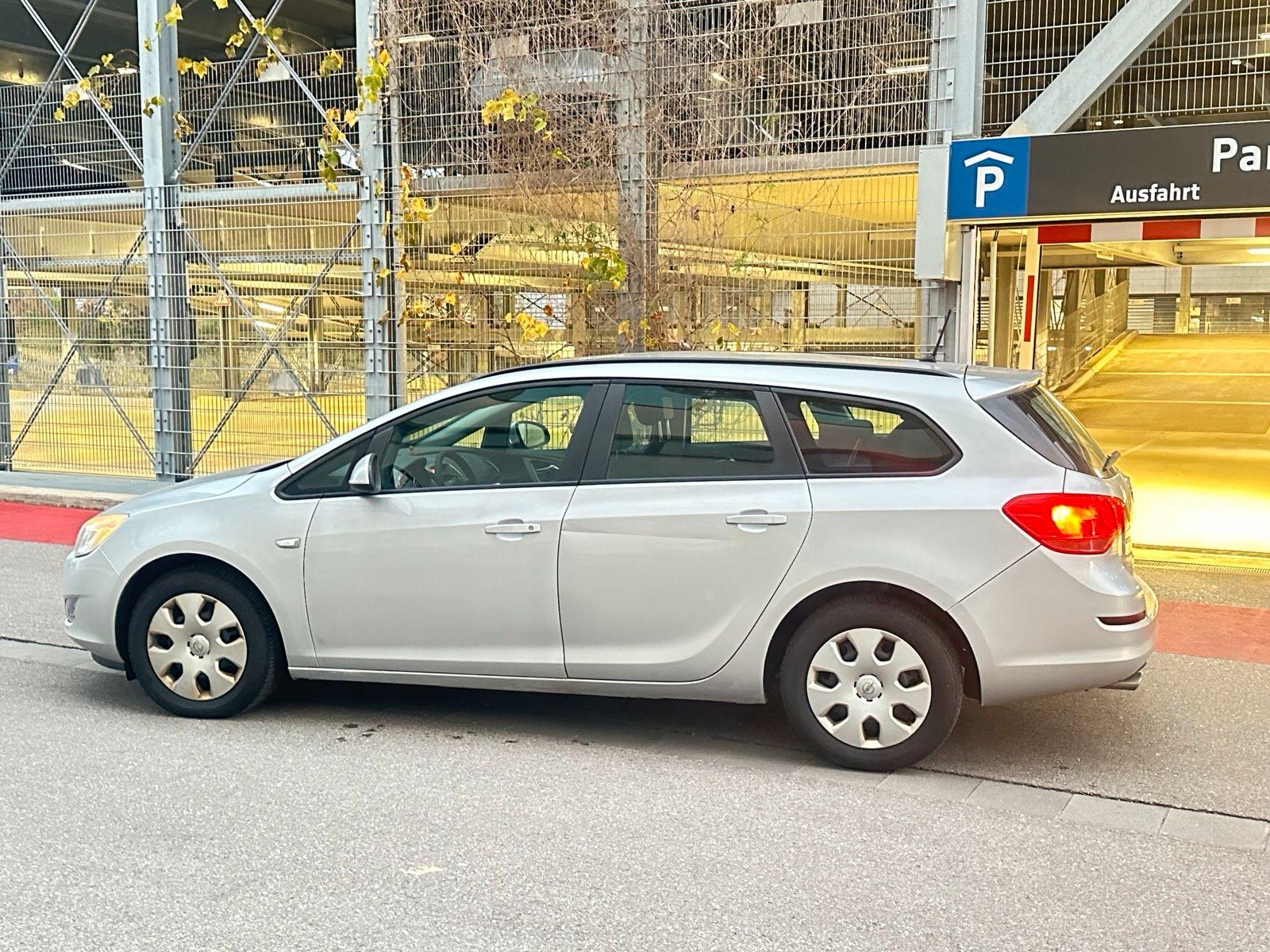 Opel Astra 2011 — вигляд ззаду