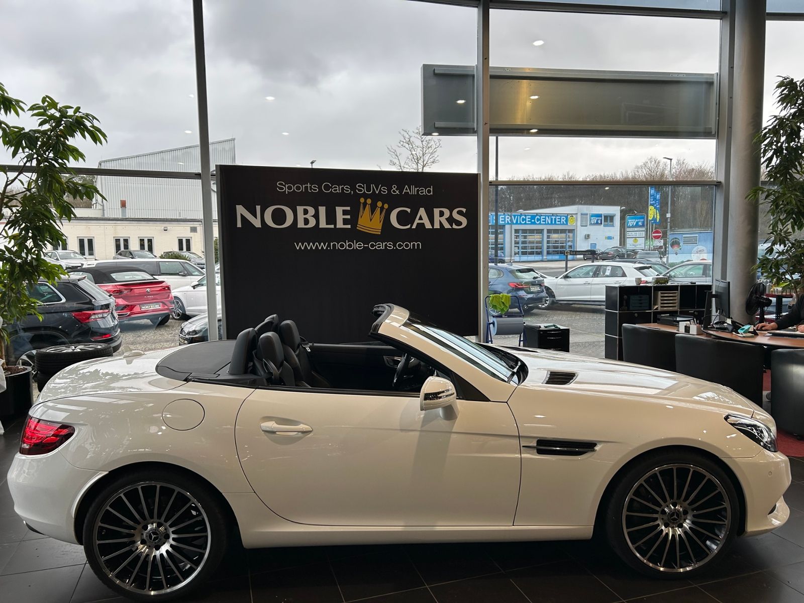 Fahrzeugabbildung Mercedes-Benz SLC 200 9G-Tronic AIRSCARF SHZ PANO NAVI