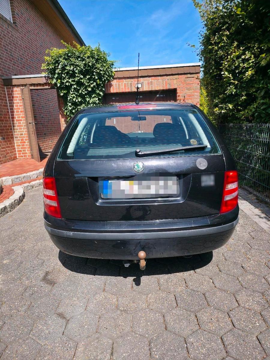 Skoda Fabia 2006 — rear view