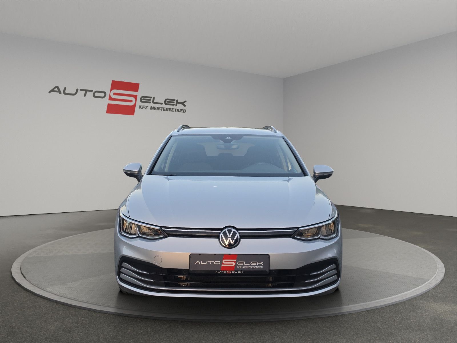 Fahrzeugabbildung Volkswagen Golf VIII Variant Life AHK ACC SHZ LED Apple Car
