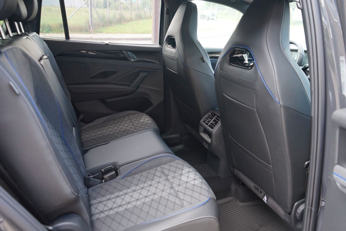 Fahrzeugabbildung Volkswagen Tayron 2.0 TDI 4Motion R-Line*Pano*Head Up*Ahk