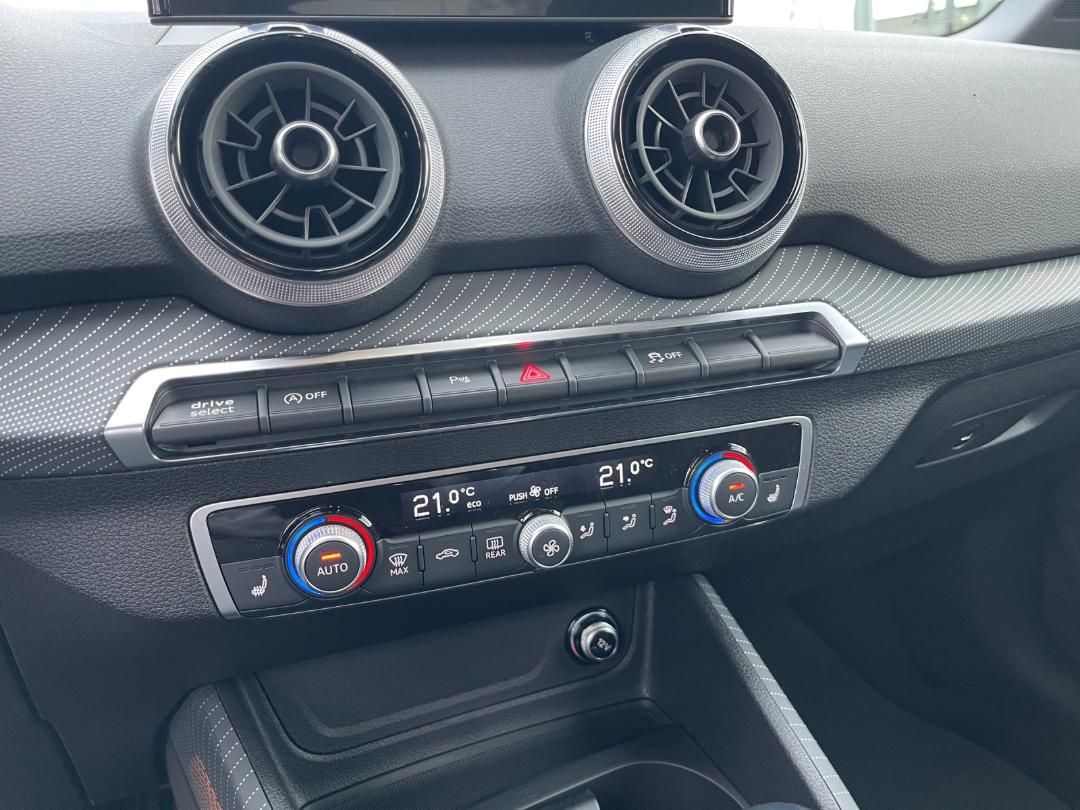 Fahrzeugabbildung Audi Q2 S line competition 35 TFSI S tronic, Parken &