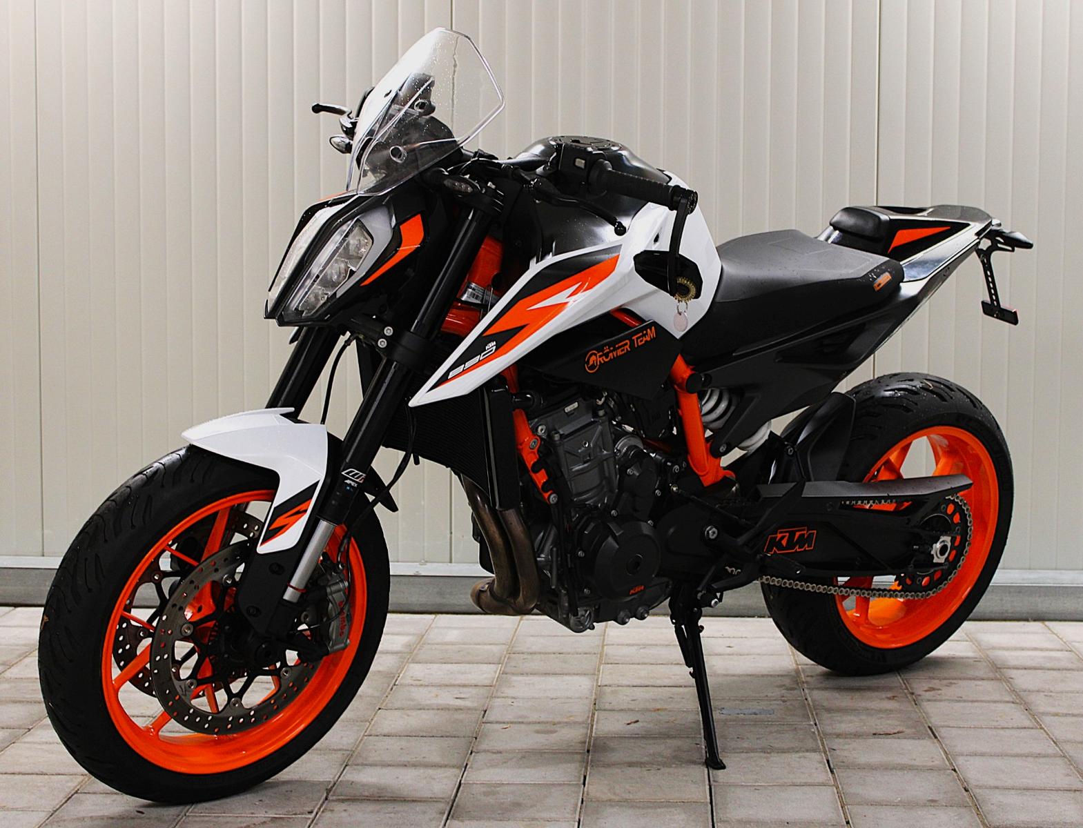 KTM 890 Duke R mit Zubehör vom Römer Team