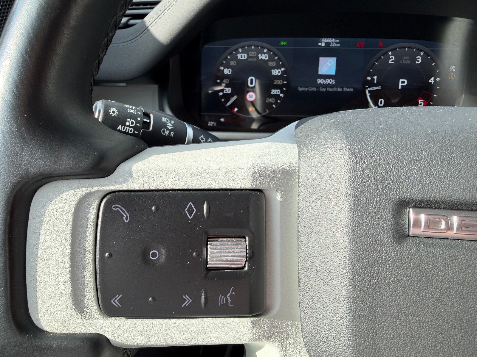 Fahrzeugabbildung Land Rover Defender 110 XS Edition/PANO/AHK/MERIDIAN/3D-KAM