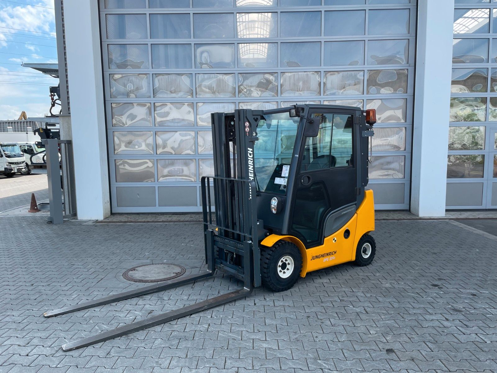 Fahrzeugabbildung Jungheinrich DFG 316s / Triplex: 4.4m / 2.008h / Klima / SS