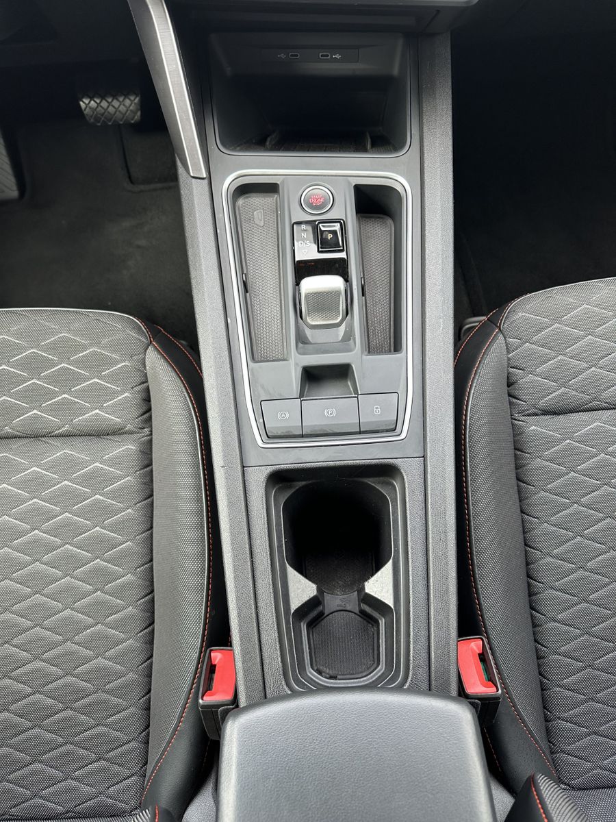 Fahrzeugabbildung SEAT Leon SpT FR e-Hybrid NAV+LED+AHK+18ZOLL+KESSY+VC