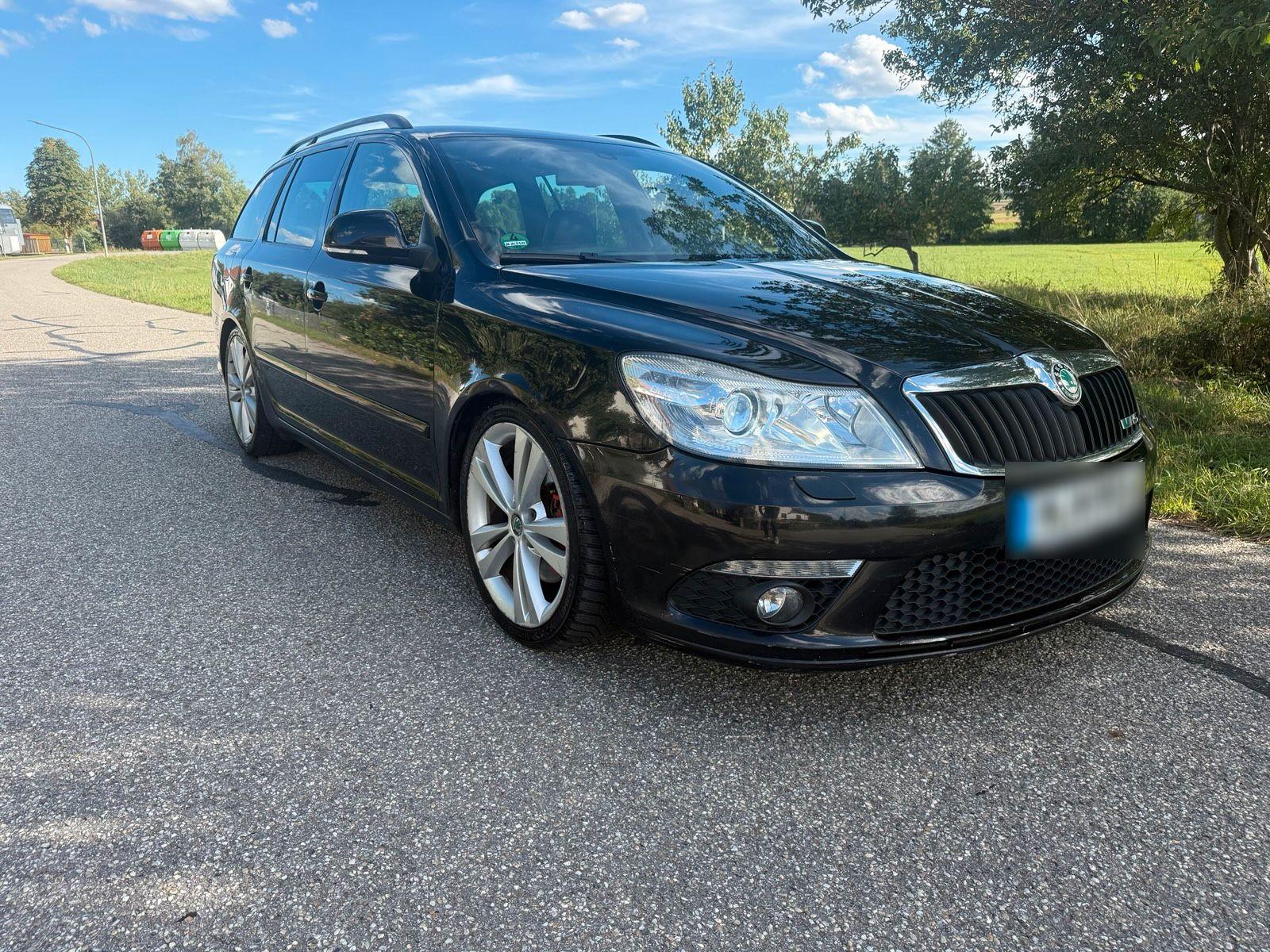 Skoda Octavia 2011 — rear view