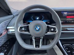 Fahrzeugabbildung BMW i7 xDrive M70 THEATRE EXECUTIVE LOUNGE B&W SKY