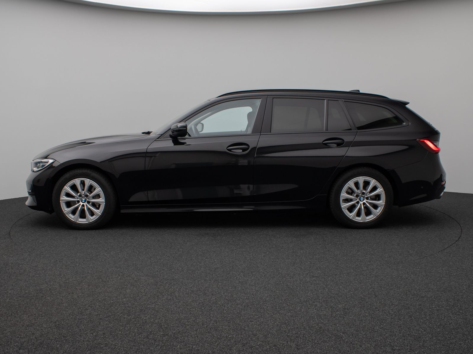 Fahrzeugabbildung BMW 330d Panorama Kamera H/K DAB Komfort Alarm LED