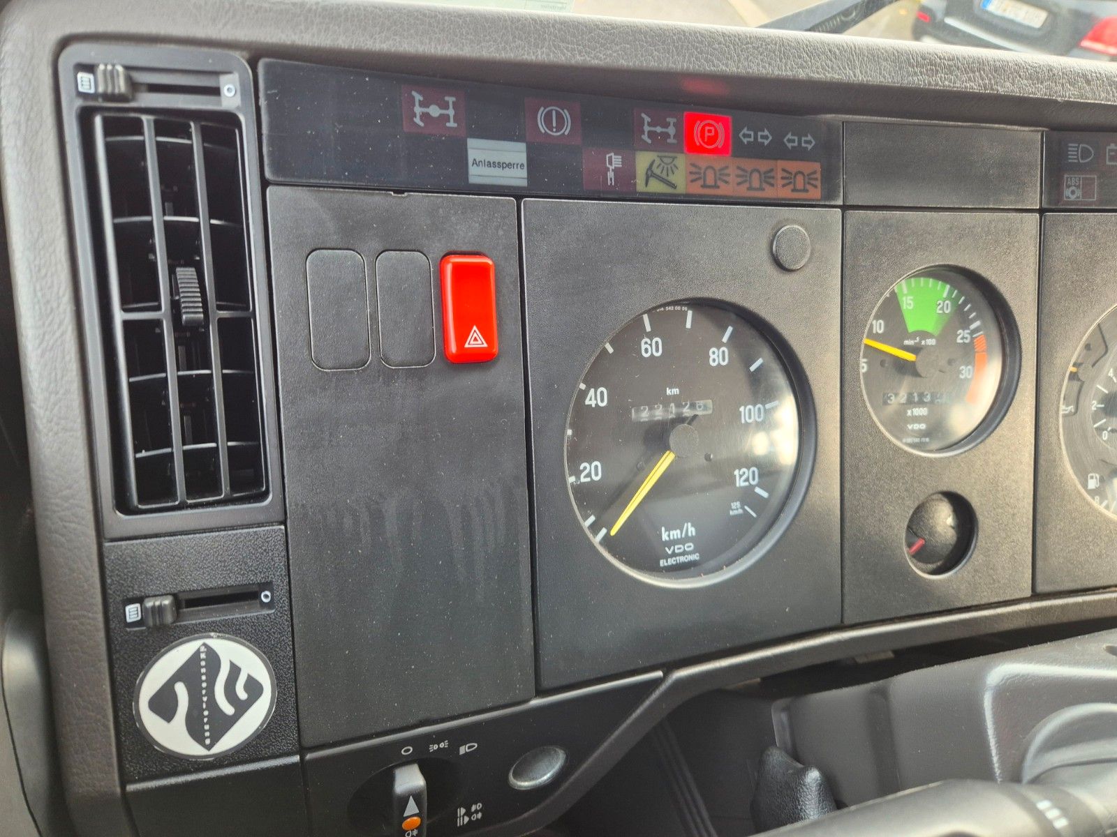 Fahrzeugabbildung Mercedes-Benz 1224 AF 16/12 Löschfahrzeug 1.680l