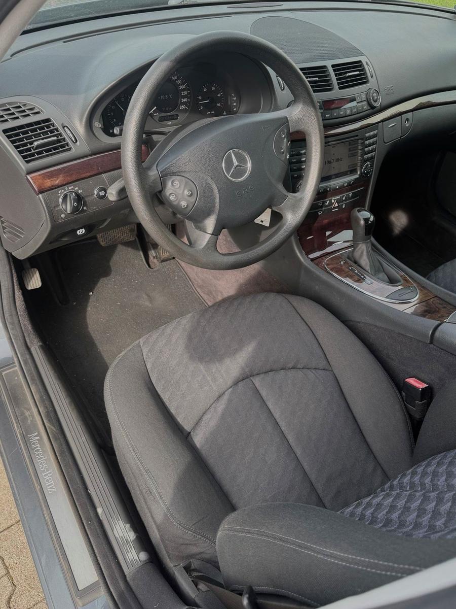 Mercedes-Benz E320 2006 — photo 9
